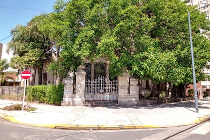 La casa se encontraba rodeada de una antigua arboleda y originariamente ocupaba un cuarto de manzana