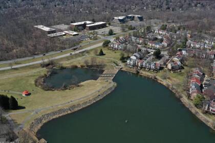La casa se encuentra a pocos metros del lago Elkhorn y cuenta con un paisaje natural envidiable