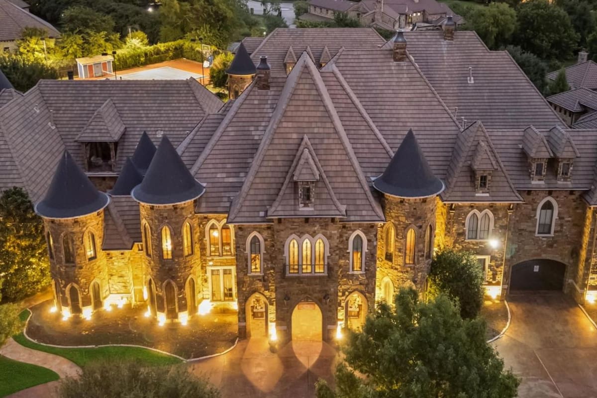 La casa se encuentra en 9553 Bella Terra Drive en el vecindario cerrado de Montserrat (FullPackageMedia)