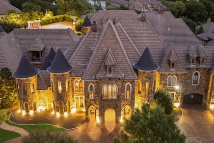 La casa se encuentra en 9553 Bella Terra Drive en el vecindario cerrado de Montserrat (FullPackageMedia)