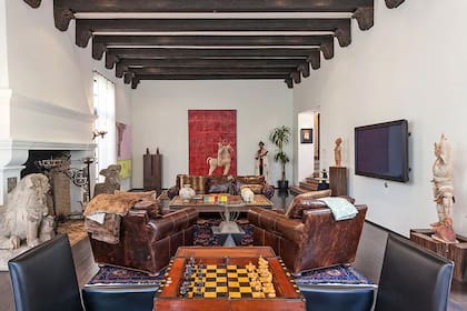 La casa se encuentra en un lote que fue desarrollado por Charles Toberman, el constructor encargado de darle a Los Ángeles hitos del oeste de la ciudad como el Hollywood Bowl, el Teatro Chino, El Capitán y el Hotel Roosevelt