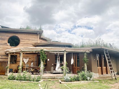 La casa se hizo con la técnica de quincha encofrada: estructura de madera rellena con quincha y barro. El revoque exterior es una mezcla de tierra y bosta de caballo, que mejora su resistencia y adhesión