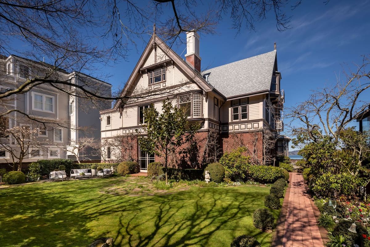 La casa se ubica en un espectacular terreno sobre la bahía de San Francisco