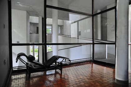 La casa sorprende por la modernidad de su construcción, sus rampas y escaleras, las combinaciones de líneas y claroscuros estratégicos y los pisos de cemento alisado