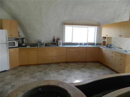 La casa sorprende por su interior abovedado