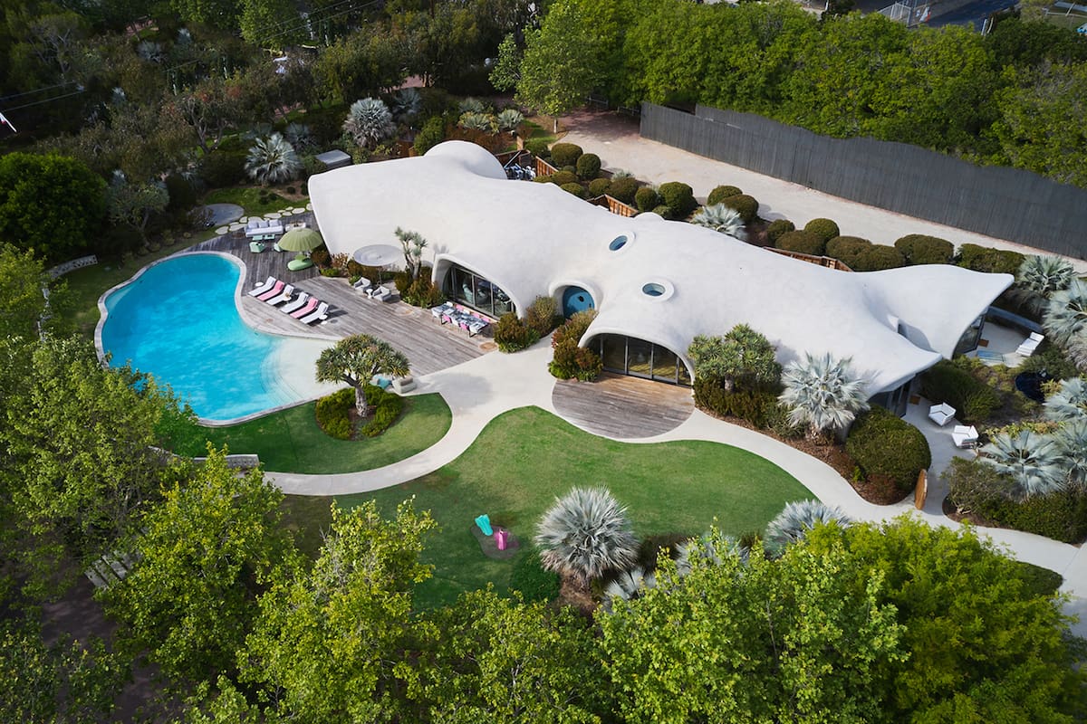 La casa sustentable de Robert Downey Jr. en Malibú que se creó con un método "inflable"