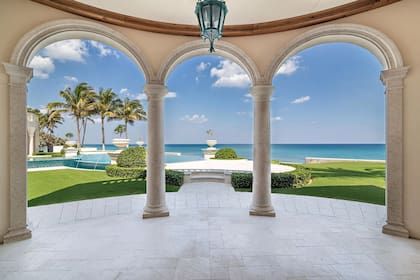 La casa tenía un patio cubierto con vista al mar