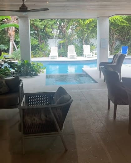 La casa tenía una enorme pileta, varios pisos, ascensor, ocho habitaciones en suite y una increíble terraza con vista al mar