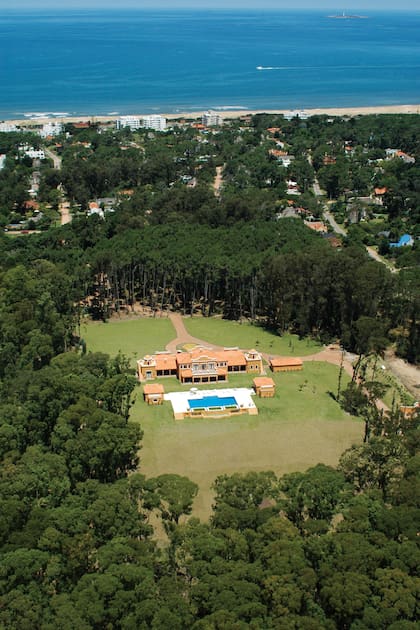 La casa tiene 1800 metros cubiertos contando los módulos exteriores, que contienen el quincho y un gimnasio.