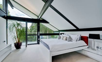 La casa tiene cinco habitaciones