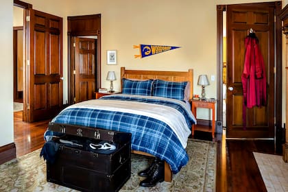 La casa tiene cuatro habitaciones y baños