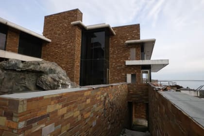 La casa tiene dos pisos en 6 mil metros cuadrados