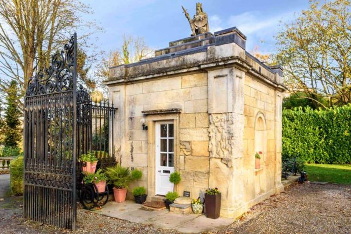 La casa tiene forma de cubo y un estilo georgiano, y se encuentra en un predio impregnado de historia, en el condado británico de North Yorkshire