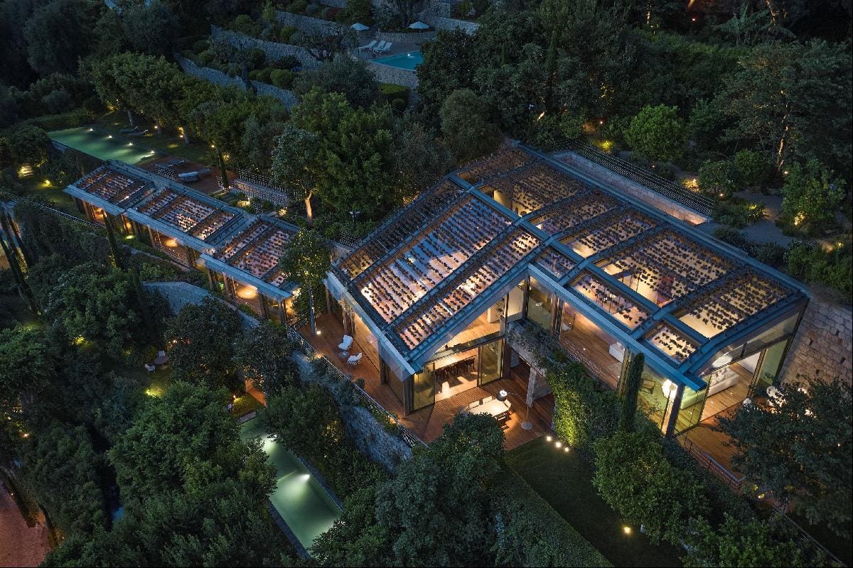 La casa tiene paredes y techos de vidrio