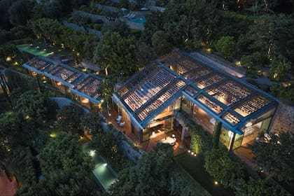 La casa tiene paredes y techos de vidrio