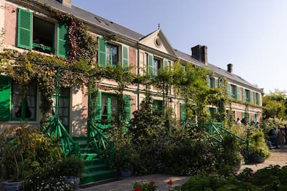 La casa tiene paredes y ventanas coloridas, algo poco común para la época.