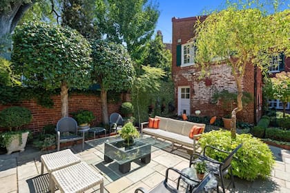 La casa tiene tres pisos, cinco dormitorios y dos salones en la planta baja, además de extensos jardines