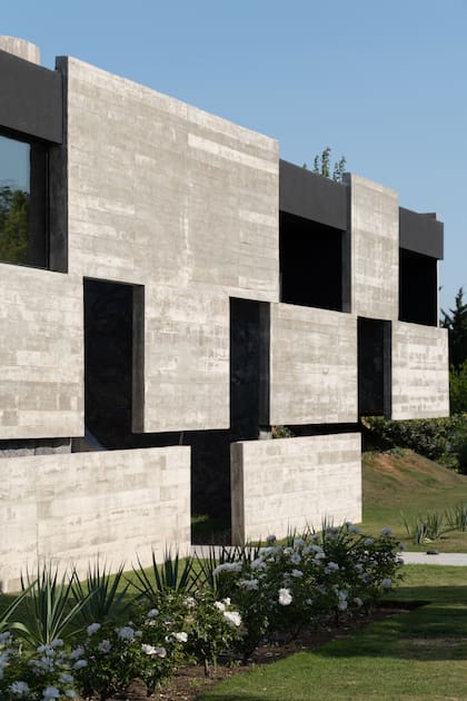 La casa tiene un carácter monolítico generado por una piel de hormigón visto y piedra