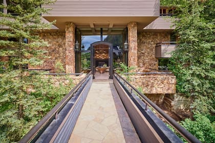 La casa tiene un gran puente en su entrada que marca el camino a la puerta principal
