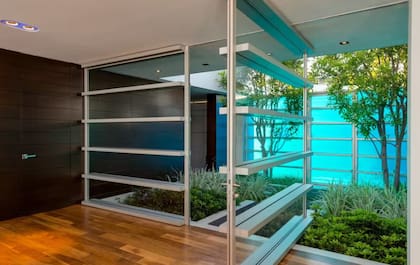 La casa tiene un jardín interior con árboles