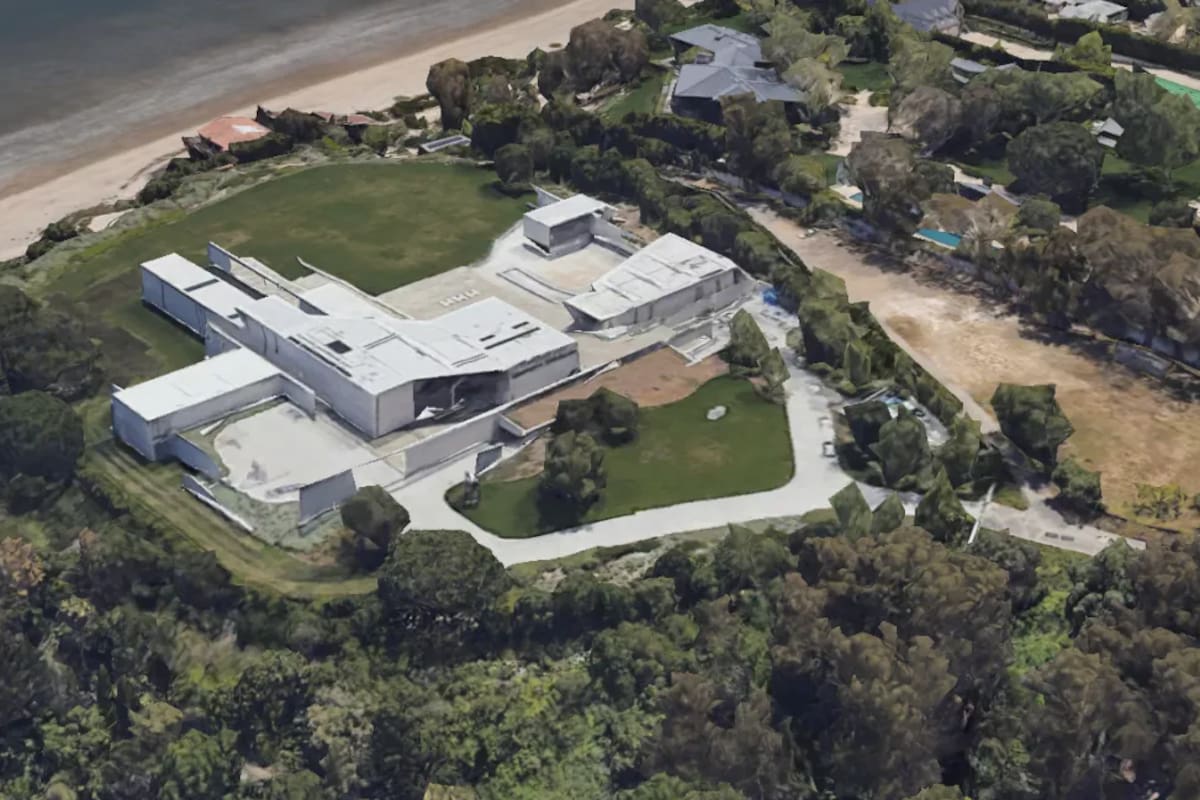 La casa tiene un total de 2800 metros cuadrados