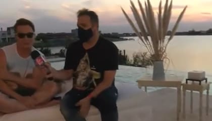 La casa tiene una pileta sin fin con playa privada que desemboca a una laguna