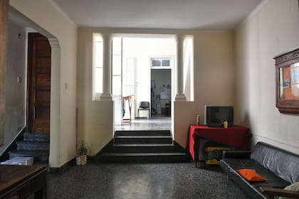 La casa tiene una sala en la entrada en la que pueden estar las visitas. El resto del lugar es solo para quienes viven ahí y el staff