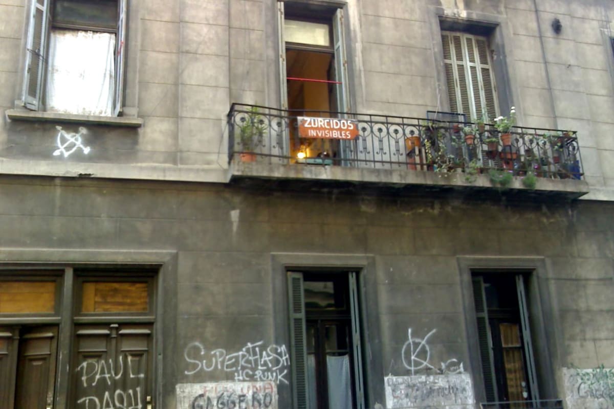 La casa tomada por los amigos de Okupas en la serie que ahora se estrenó en Netflix fue puesta en venta