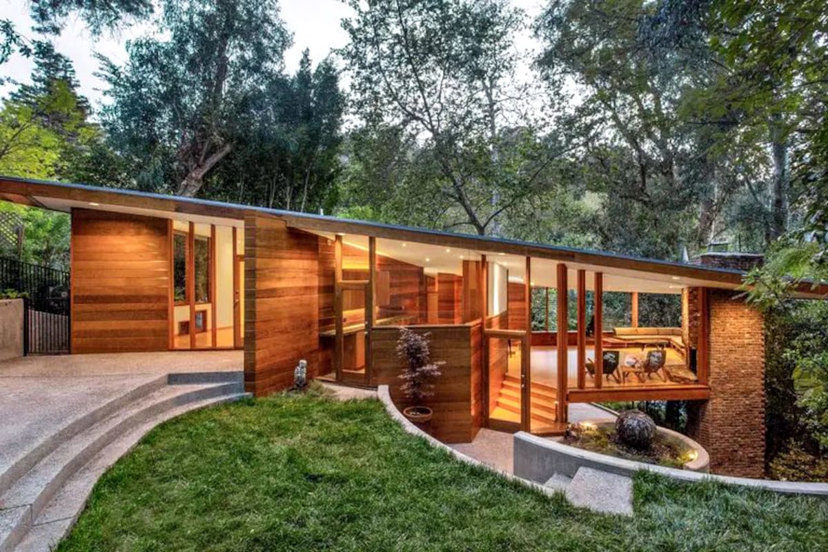 La Casa Tyler, diseñada por John Lautner en 1953, se encuentra en una zona arbolada de Studio City, Los Ángeles