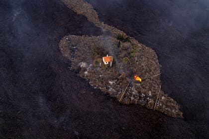 La casa, ubicada cerca de Las Manchas, en la isla de La Palma, parecía haberse salvado la semana pasada de los desastres que provocó la erupción