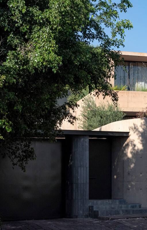 La casa unifamiliar del arquitecto Andrés Escobar está ubicada en uno de los barrios más exclusivos de Jalisco, Guadalajara.