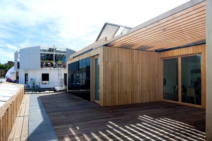 La casa usa paneles solares para capturar la luz del sol y almacenar la energía