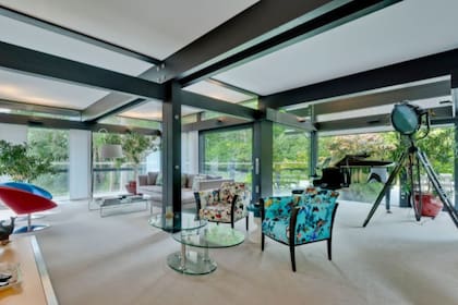 La casa vidriada de Antonio Banderas en las afueras de Londres, a la venta por US$3,5 millones