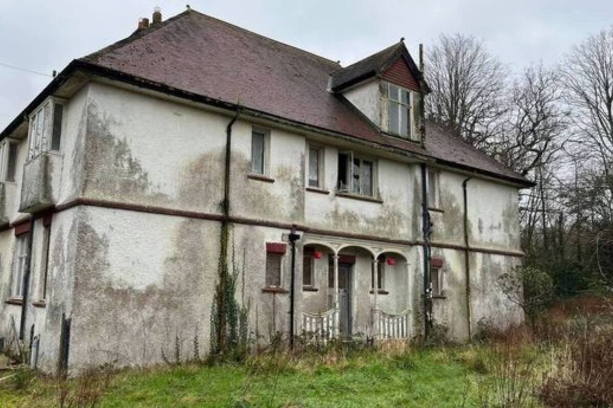 La casa viene deteriorándose desde hace más de cuarenta años con las pertenencias del propietario adentro