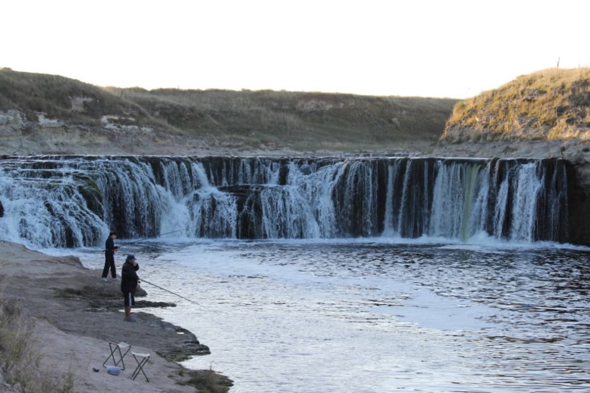 La Cascada Cifuente, sobre el río Quequén Salado, en el partido de Coronel Dorrego, es un atractivo natural que pocos argentinos conocen