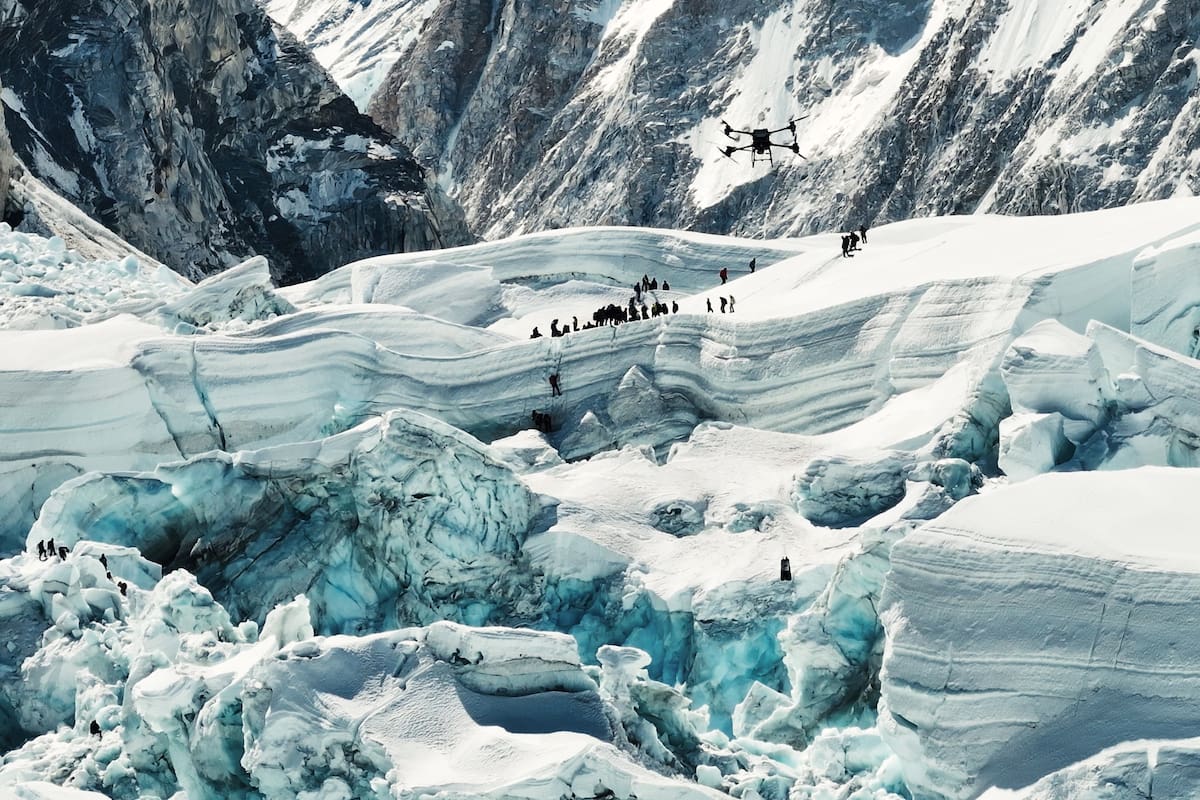 La Cascada de Hielo del Khumbu es uno de los tramos más peligrosos del ascenso al monte Everest debido al movimiento constante de los glaciares