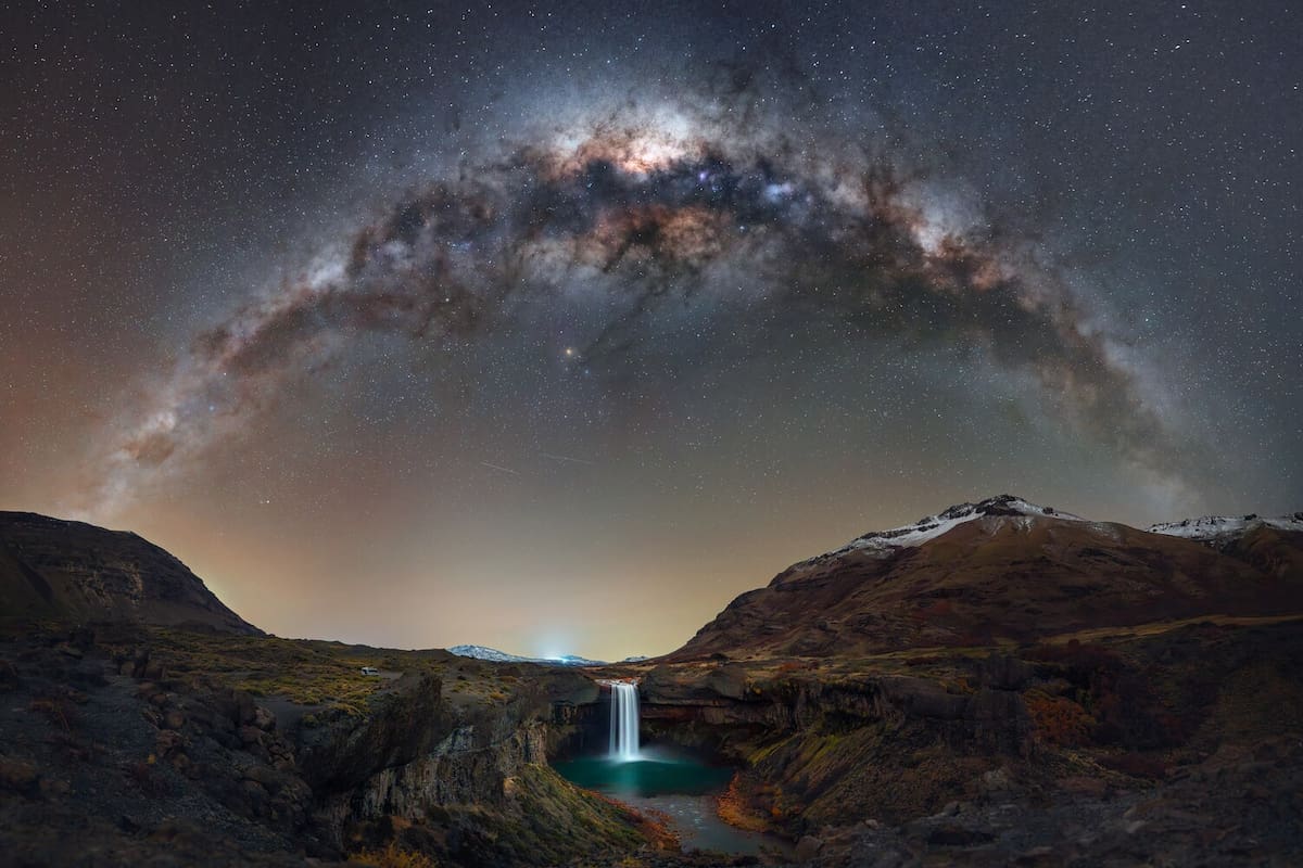 La cascada del Salto del Agrio, en Neuquén, y la Vía Láctea, en la foto de Alejandra Heis