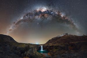 La cascada del Salto del Agrio, en Neuquén, y la Vía Láctea, en la foto de Alejandra Heis