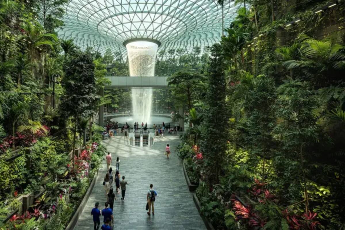 La cascada es una de las grandes atracciones del aeropuerto