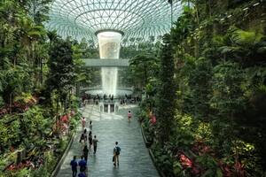 La cascada es una de las grandes atracciones del aeropuerto