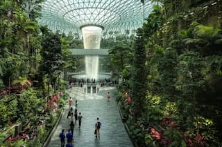 Jardín de mariposas, cines y cascadas gigantes: así es el aeropuerto que parece una ciudad del futuro