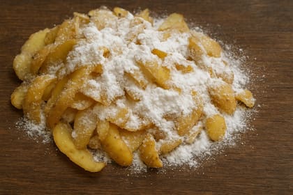 La cáscara de papa y el bicarbonato de sodio forman una mezcla eficaz para la remoción de suciedad en metales