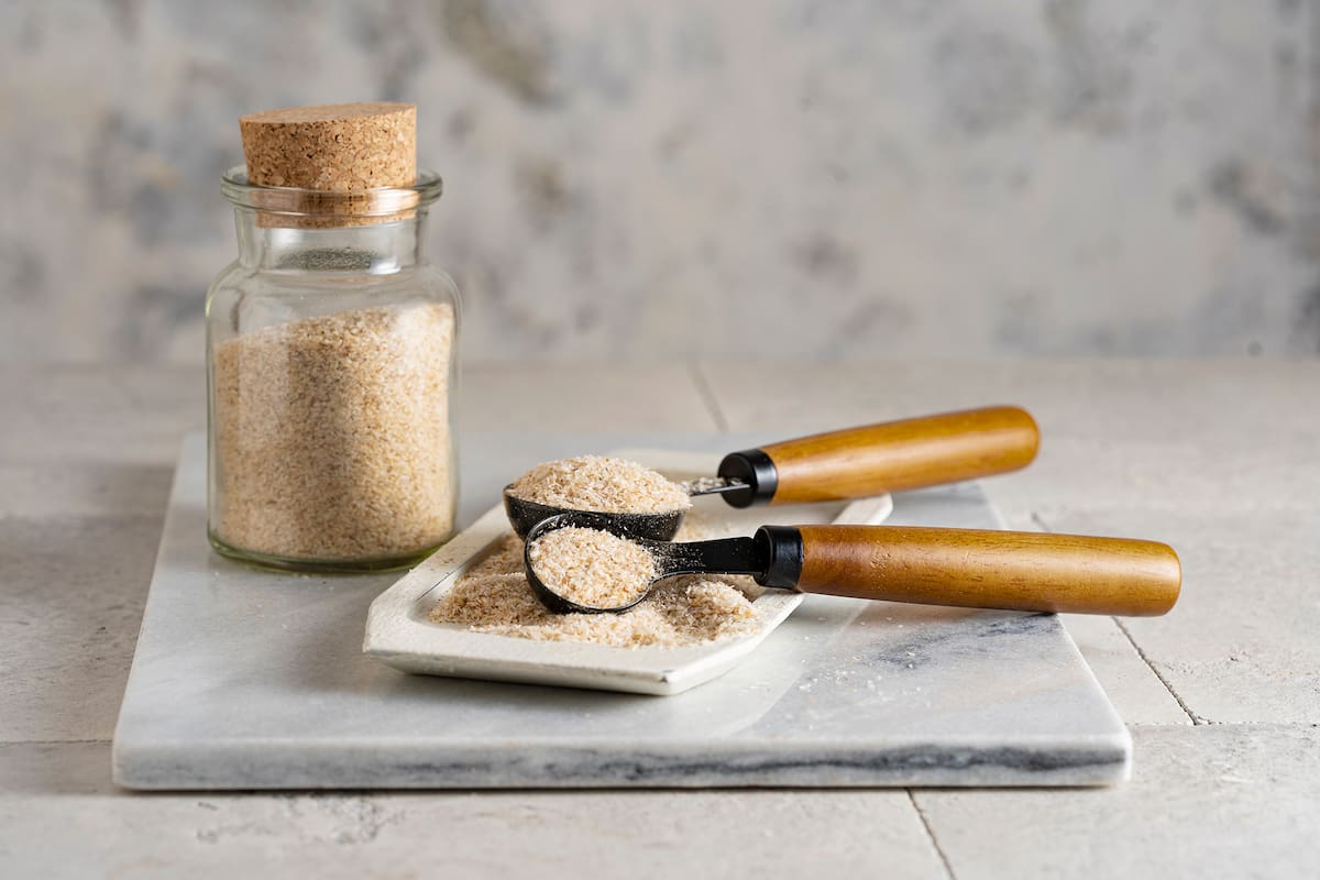 La cáscara de psyllium es una fuente de fibra soluble que se comercializa en polvo, cápsulas o en su forma natural y es utilizada principalmente para mejorar el tránsito intestinal