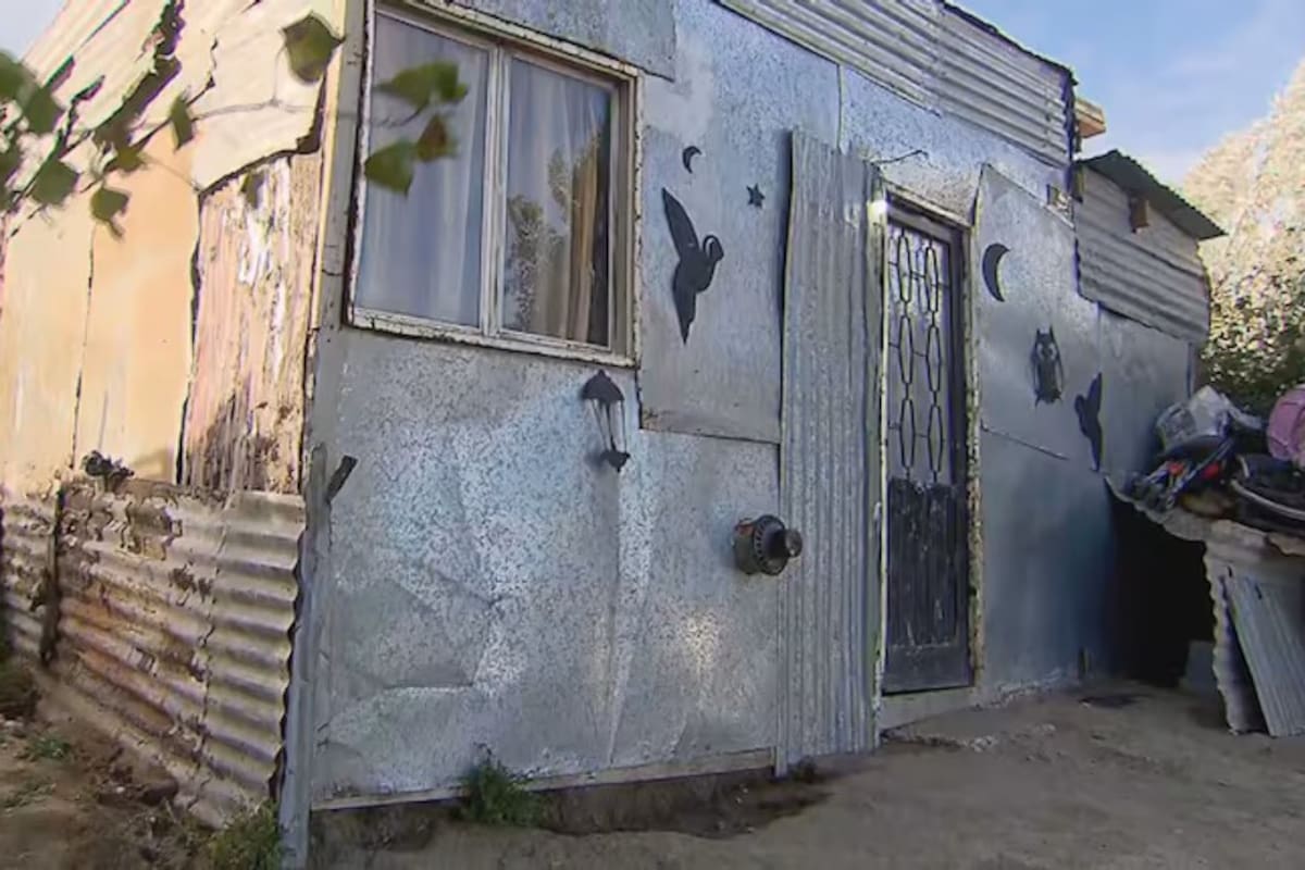 La casilla en la que Ángel López vivía con su madre, Mariela Altamirano, y la pareja de ella, Michel González, en el barrio Quinta I de Comodoro Rivadavia