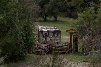 La casilla incendiada de Gendarmería fue dispuesta como barricada en Los Radales, una de las cabañas tomadas