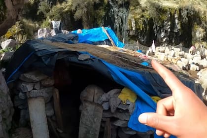 La casita de corcho es una estructura simple de piedras y paja donde procesa sus insumos