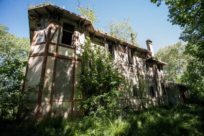 La “casona”. Así llaman a esta construcción en Ezeiza. Ya la han explorado otras veces.