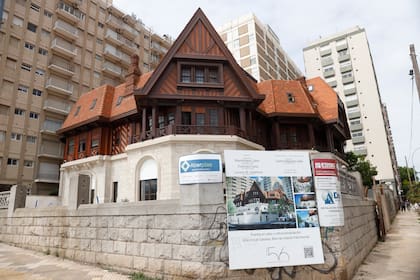 La casona con los carteles de la obra prevista