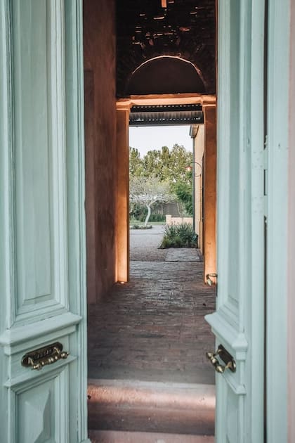 La casona de 1880 fue reciclada por el arquitecto arequense Javier Jordán manteniendo la estructura de la vieja casa, con las puertas, las aberturas