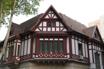La casona, de 1930, construida para la familia Werner, conserva intactos sus rasgos germánicos y las mansardas de tejas rojas que caracterizan al edificio